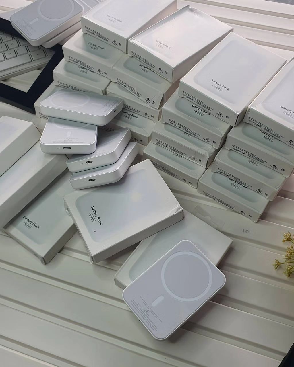APPLE MAGSAFE POWER BANK